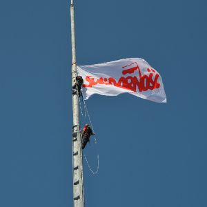 2 maja flagi Polski i „Solidarności” na Iglicy