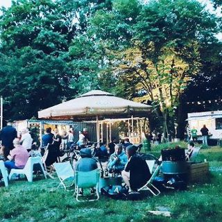 Przestrzeń, plenerowe kino, pizzeria i plac zabaw