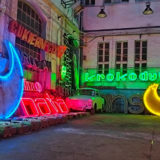 Wieczór otwarty w magazynie neonów