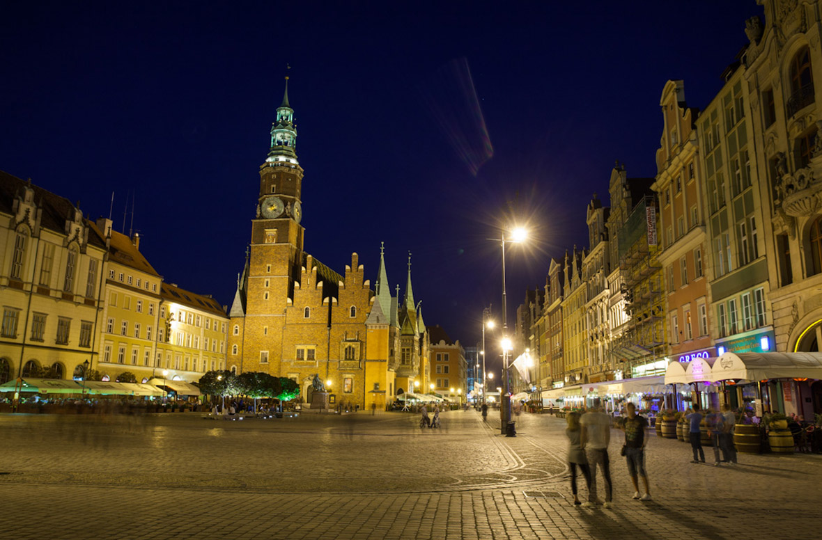 widok na ratusz nocą