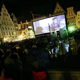 Kino plenerowe – pokazy na Rynku. Festiwal Nowe Horyzonty