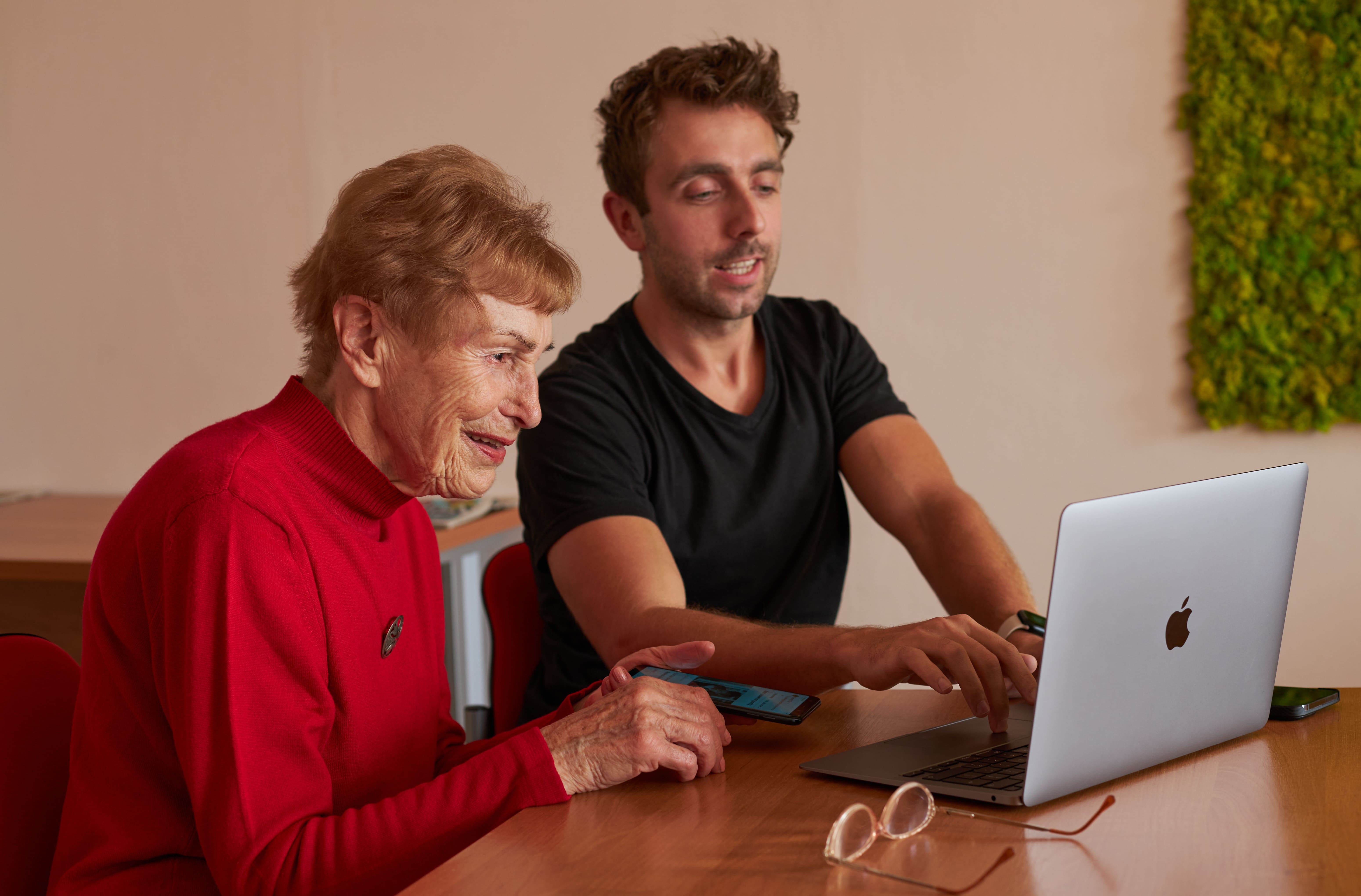 „Polub się z telefonem”. Warsztaty SeniorApp