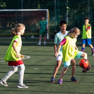 Zajęcia piłkarskie dla dzieci organizowane przez Fundację Śląska Wrocław